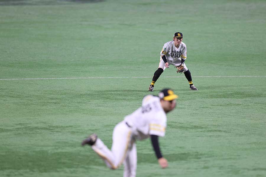 ソフトバンク・藤井皓哉（左）と牧原大成（右奥）【写真：栗木一考】