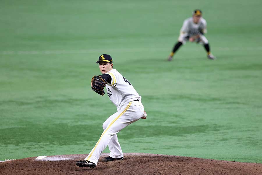 ソフトバンク・藤井皓哉（左）と牧原大成（右奥）【写真：栗木一考】