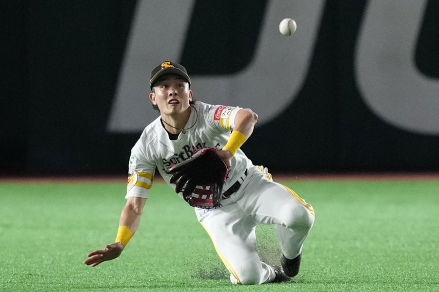 3日の日本ハム戦でダイビングキャッチしたソフトバンク・周東佑京【写真：荒川祐史】