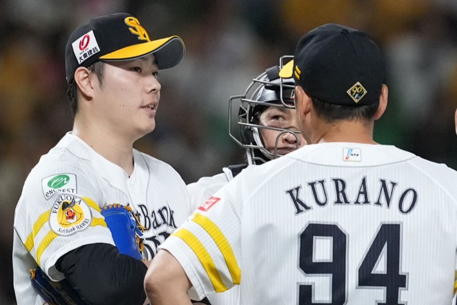 ソフトバンク松本裕樹（左）と倉野信次1軍投手コーチ【写真：荒川祐史】