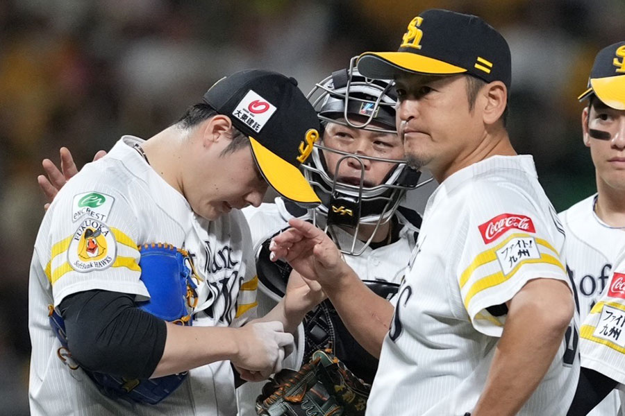 ソフトバンク松本裕樹（左）と倉野信次1軍投手コーチ【写真：荒川祐史】