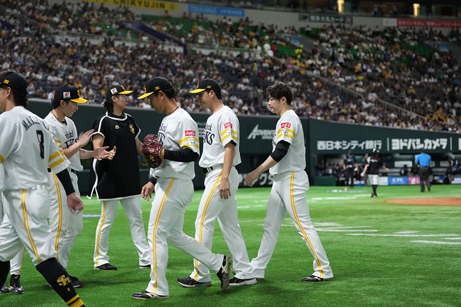 ベンチに戻る岩井俊介を出迎える松本裕樹【写真：荒川祐史】