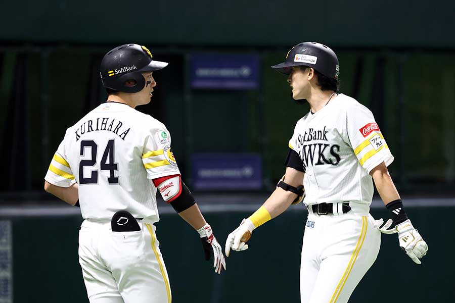 ソフトバンク・栗原陵矢（左）と周東佑京【写真：栗木一考】