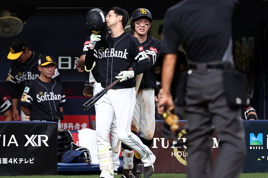 ソフトバンク・川瀬晃（左）を送り出す牧原大成【写真：栗木一考】