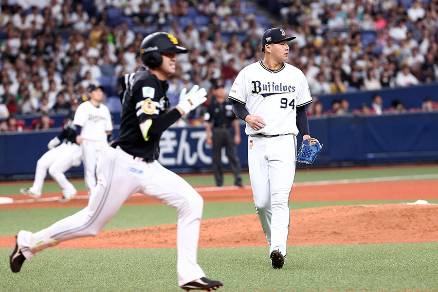 ソフトバンク・川瀬晃（兄）を打ち取るオリックス・川瀬堅斗（弟）【写真：栗木一考】