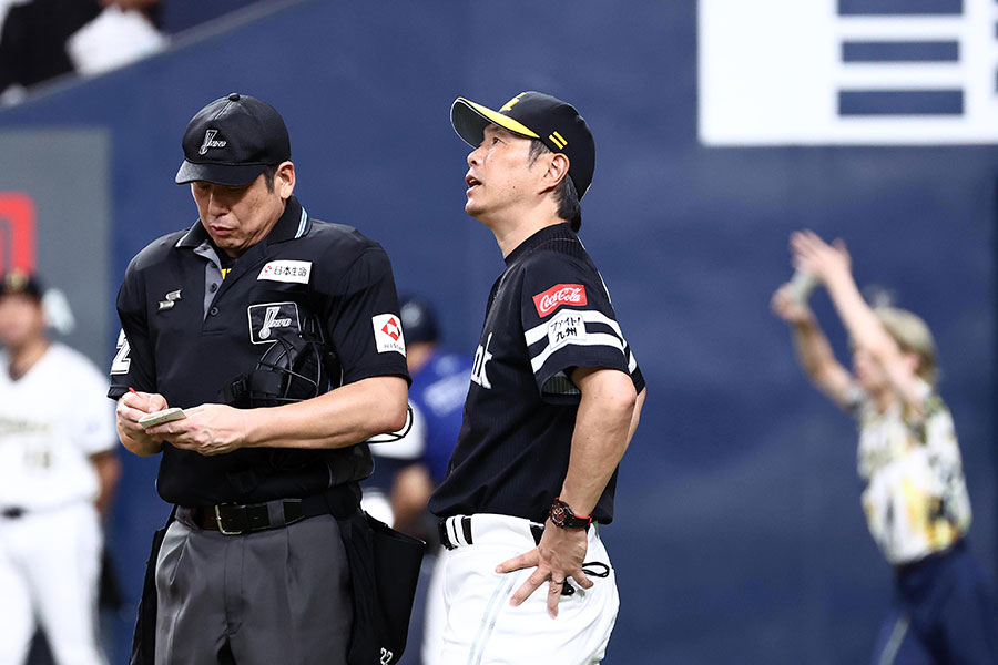 オリックス戦の指揮を執った小久保裕紀監督【写真：栗木一考】