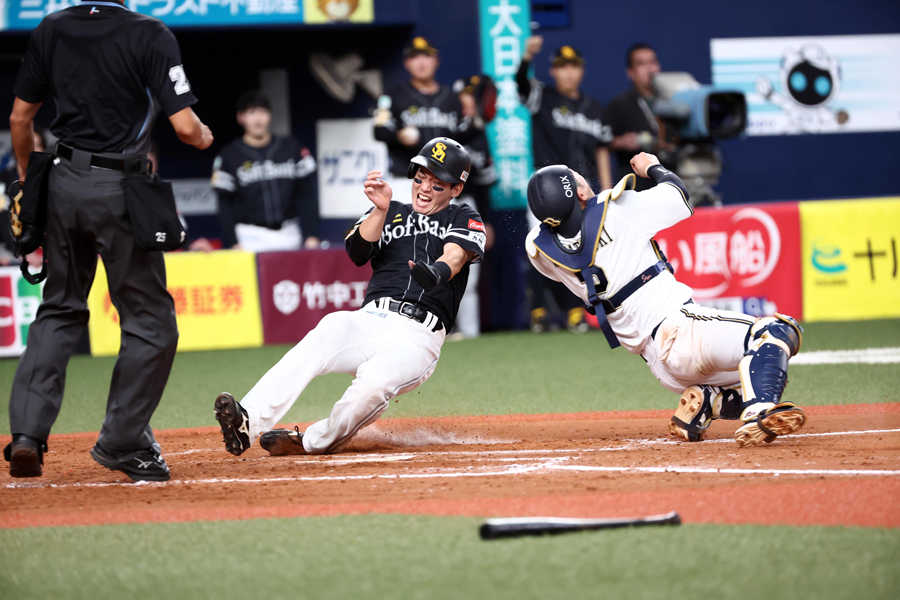 オリックス・若月健矢捕手と激しく交錯するソフトバンク・栗原陵矢【写真：栗木一考】