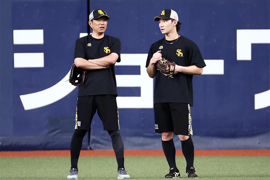 ソフトバンク・小久保裕紀監督（左）と正木智也【写真：栗木一考】