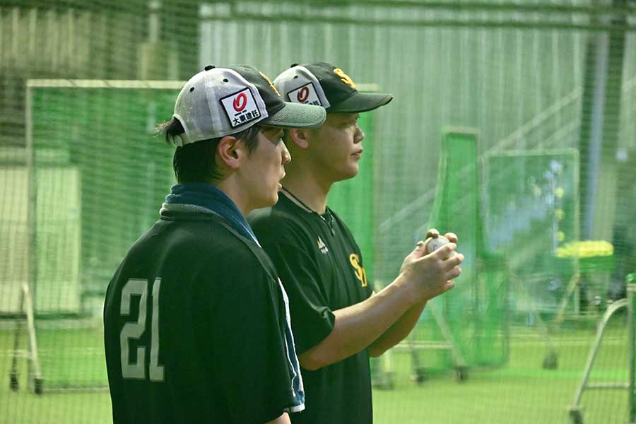 ソフトバンク・和田毅（左）【写真：長濱幸治】