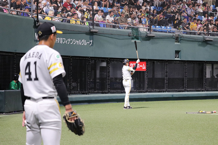 ソフトバンク・前田悠伍（左）と柳田悠岐【写真：飯田航平】