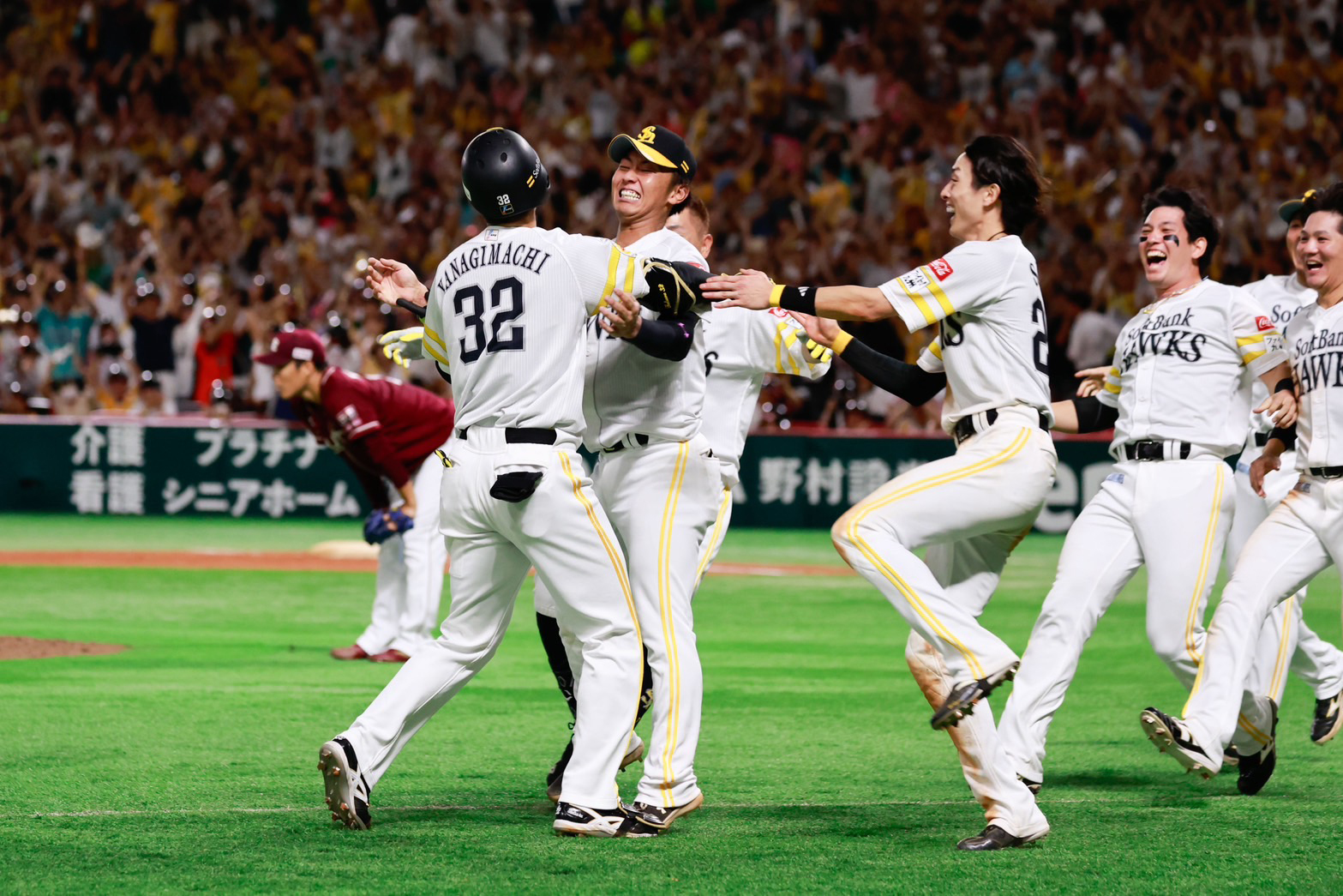 サヨナラで試合を決めたソフトバンク・柳町達（左）と抱き合う今宮健太【写真：栗木一考】