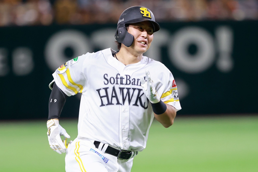 プロ初となる2ランを放ったソフトバンク・川村友斗【写真：小池義弘】