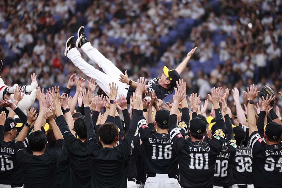 胴上げされるソフトバンク・小久保裕紀監督【写真：小池義弘】