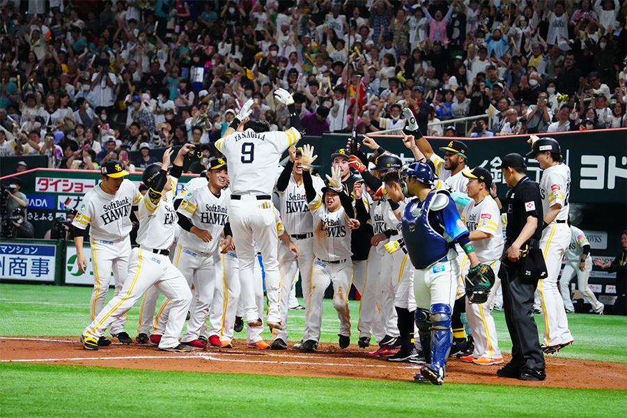 ソフトバンク・柳田悠岐のサヨナラ3ランを祝うナイン【写真：荒川祐史】