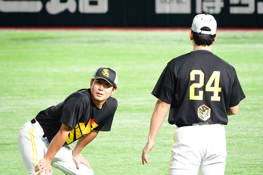 ソフトバンク・川村友斗（左）と栗原陵矢【写真：竹村岳】