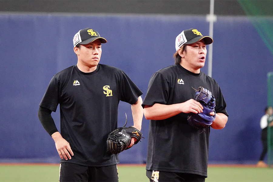 ソフトバンク・海野隆司（左）と甲斐拓也【写真：竹村岳】