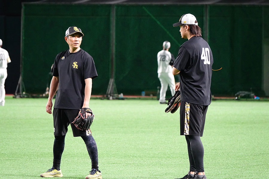 ソフトバンク・小久保裕紀監督（左）と杉山一樹【写真：竹村岳】