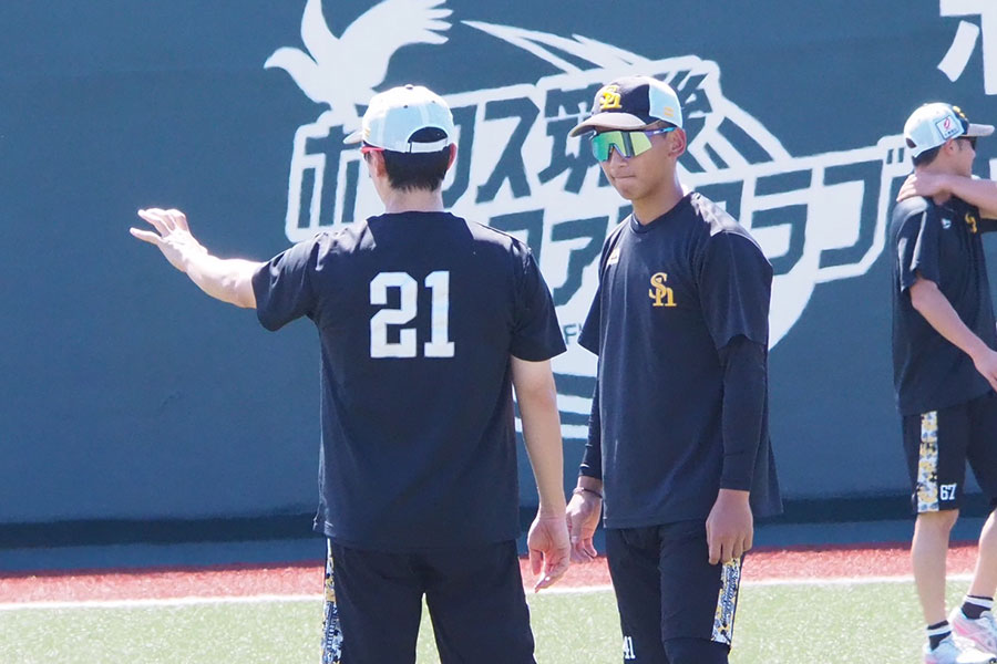 ソフトバンク・和田毅（左）と前田悠伍【写真：上杉あずさ】