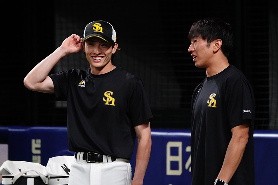 ソフトバンク・周東佑京（左）と西田哲朗広報【写真：竹村岳】