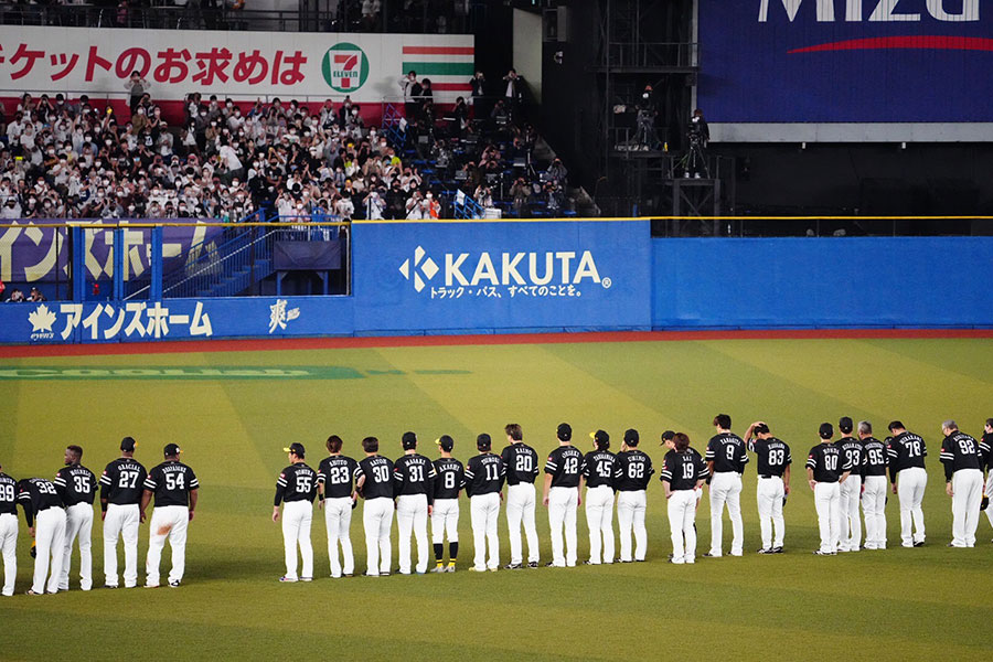 試合後レフトスタンドのファンへあいさつするソフトバンクナイン【写真：荒川祐史】