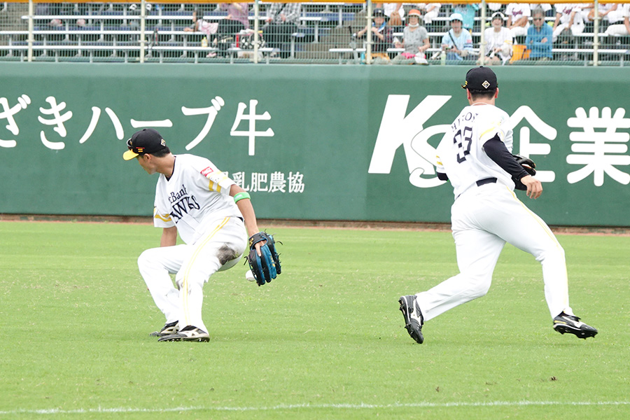 4回に落球した二塁・廣瀬隆太（右）【写真：竹村岳】