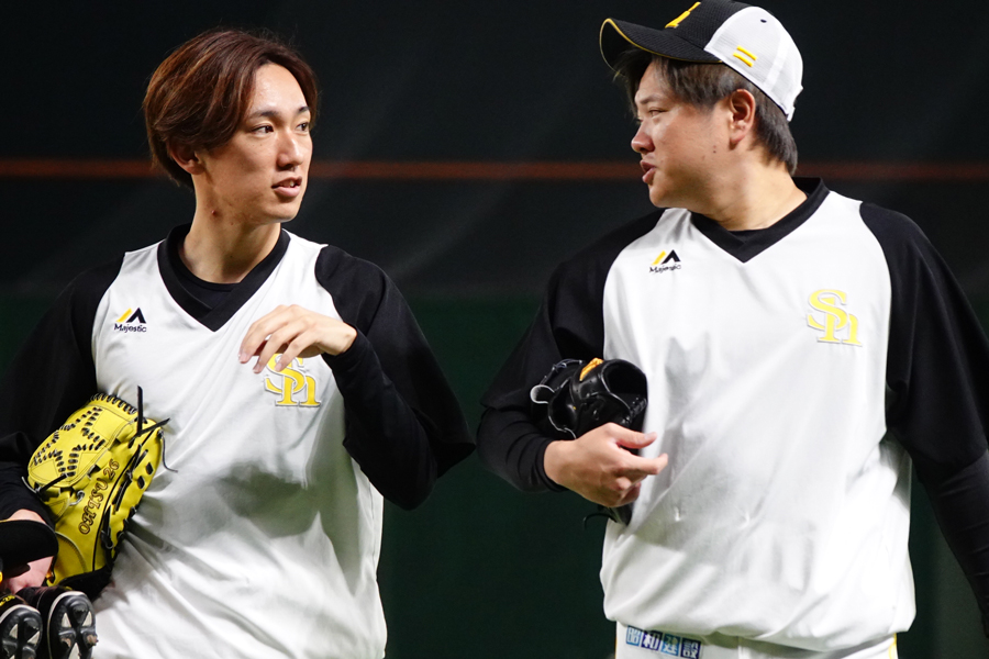 ソフトバンク・大津亮介（左）と津森宥紀【写真：竹村岳】