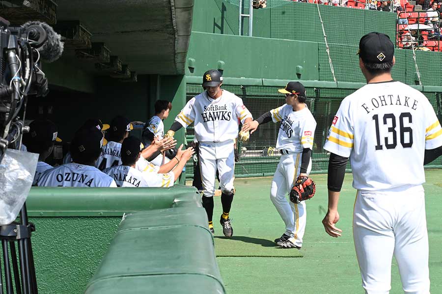 ナインに迎えられる柳田悠岐【写真：長濱幸治】