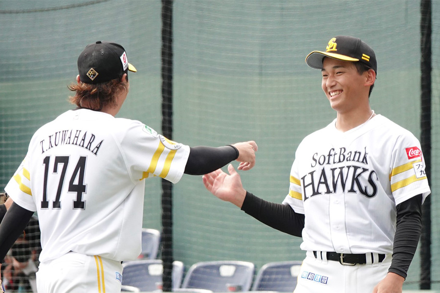 ソフトバンク・前田悠伍（右）【写真：竹村岳】