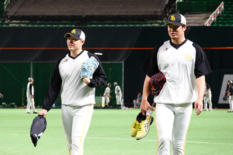 ソフトバンク・松本裕樹（左）と杉山一樹【写真：竹村岳】