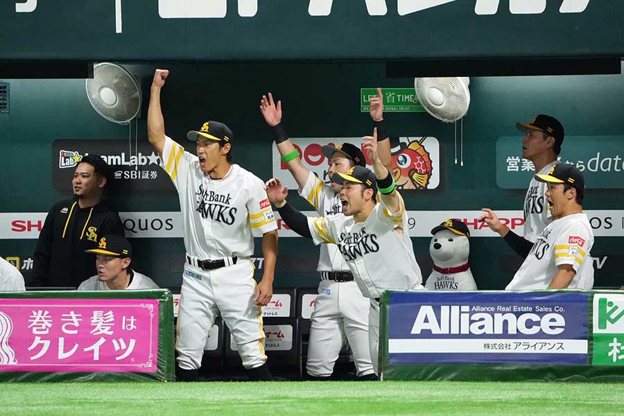 ベンチで声を上げるソフトバンク・柳田悠岐（左）と近藤健介【写真：冨田成美】