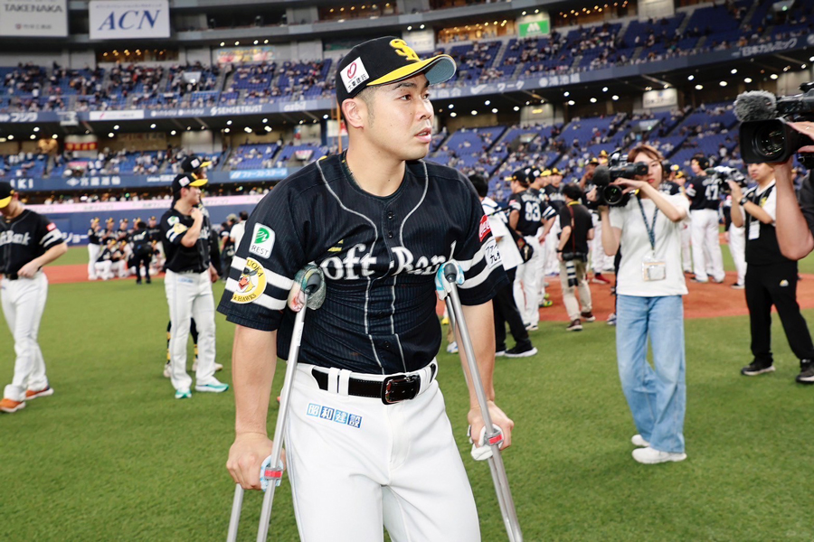 京セラドームで松葉杖をつくソフトバンク・近藤健介【写真：小池義弘】