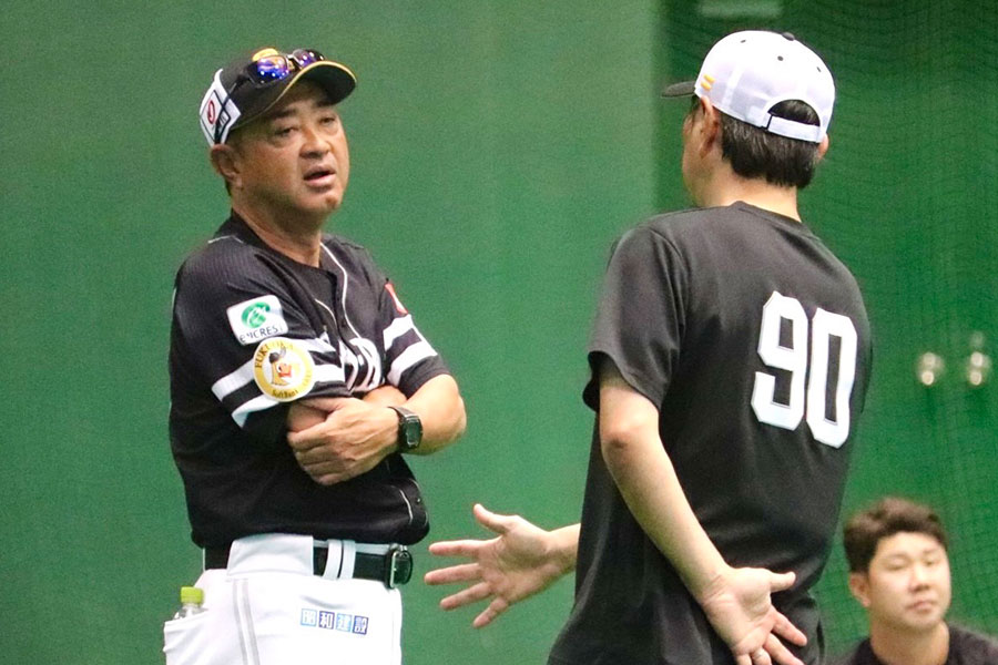 ソフトバンク・松山秀明2軍監督（左）と小久保裕紀監督【写真：飯田航平】