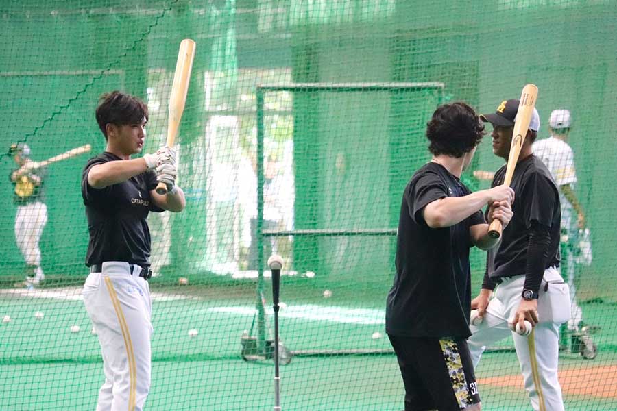 ソフトバンク・廣瀬隆太（左）と正木智也【写真：飯田航平】