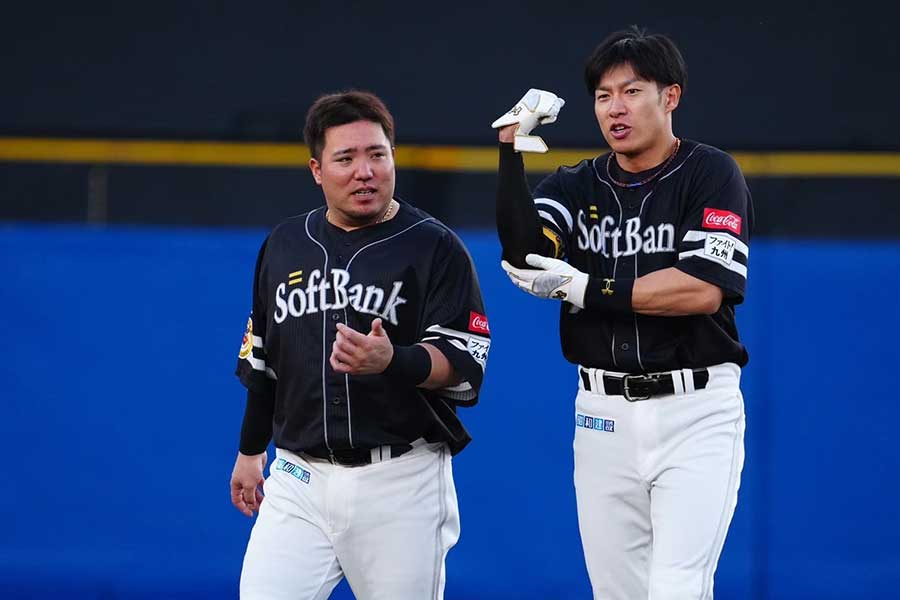 ソフトバンク・山川穂高（左）と柳田悠岐【写真：荒川祐史】