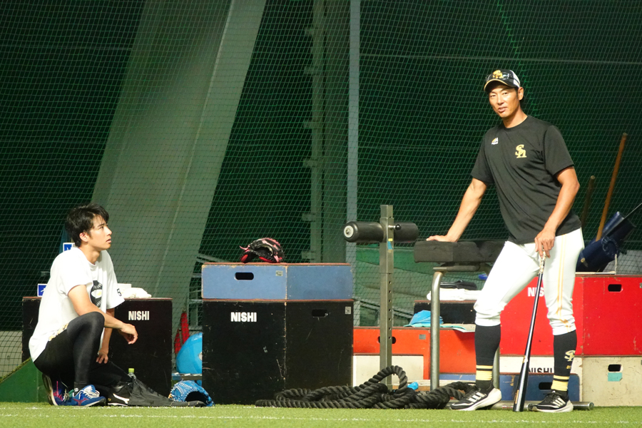 ソフトバンク・板東湧梧（左）と斉藤和巳4軍監督【写真：竹村岳】