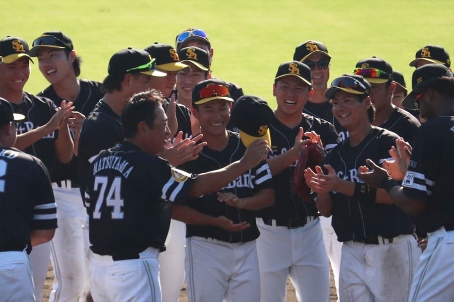 胴上げ直後の松山秀明２軍監督とファームの選手たち【写真：飯田航平】