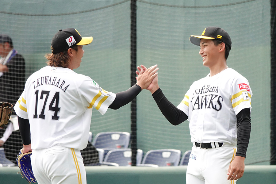 ソフトバンク・鍬原拓也（左）と前田悠伍【写真：竹村岳】