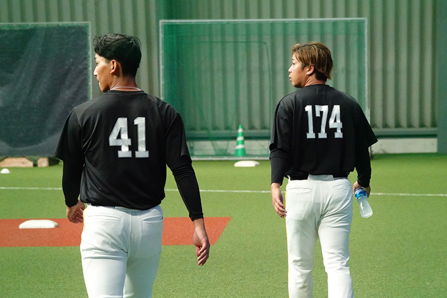 ソフトバンク・前田悠伍（左）と鍬原拓也【写真：竹村岳】