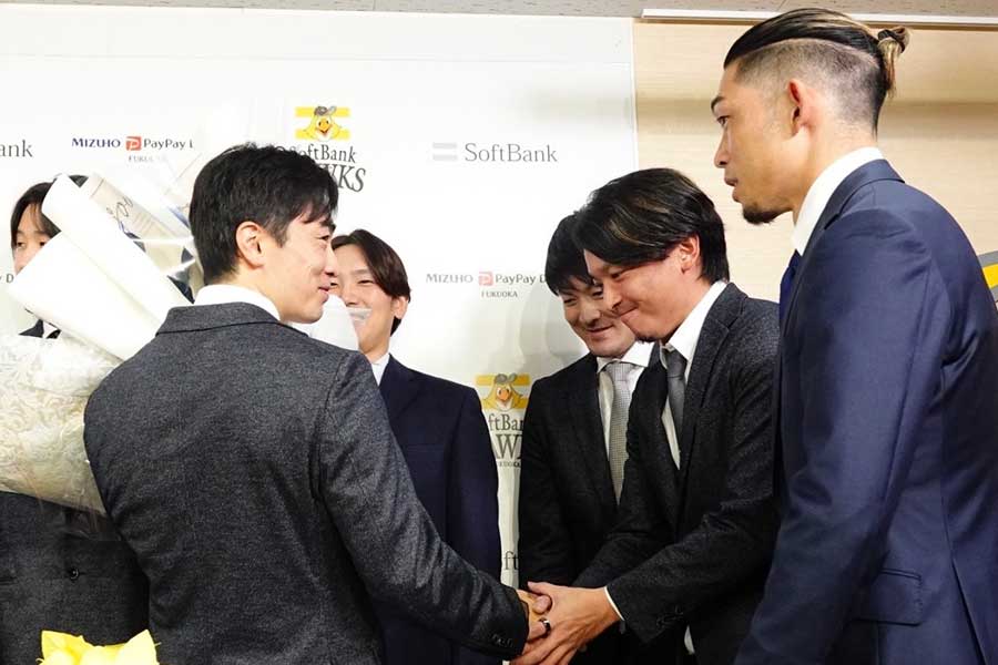 引退会見で和田毅と握手を交わす東浜巨【写真：竹村岳】