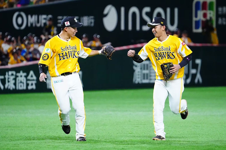 ソフトバンク・野村勇（左）と今宮健太【写真：荒川祐史】