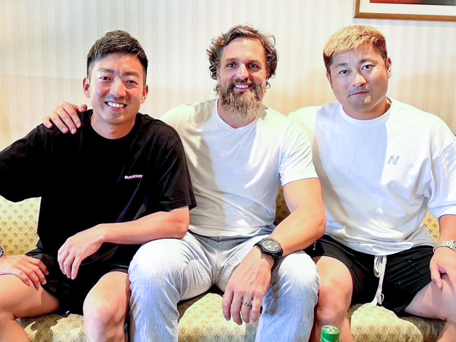 嘉弥真新也氏、デニス・サファテ氏、DeNA・森唯斗（左から）【写真：本人提供】