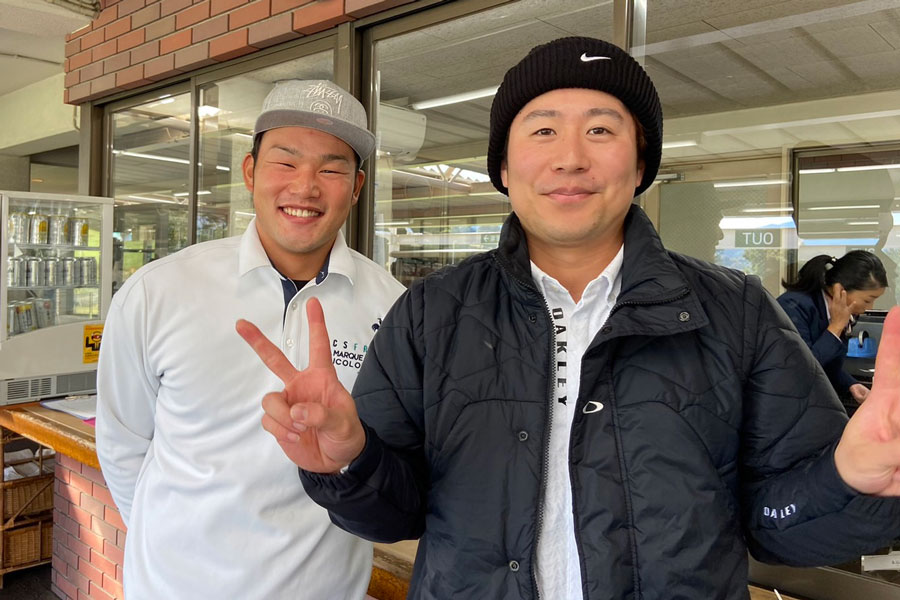 ソフトバンク・山本恵大（左）と川村友斗【写真：竹村岳】