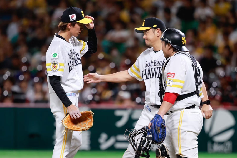 大津亮介、倉野信次投手コーチ（チーフ）兼ヘッドコーディネーター、甲斐拓也（左から）【写真：小池義弘】