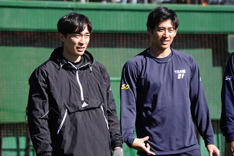 和田毅氏（左）とソフトバンク・板東湧梧【写真：竹村岳】