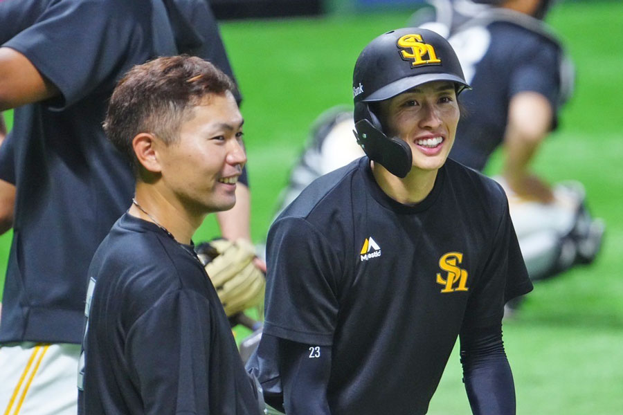 ソフトバンク・中村晃（左）と周東佑京【写真：荒川祐史】