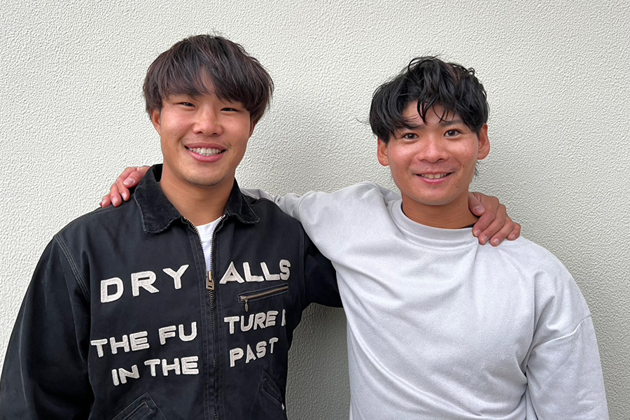 写真撮影に応じてくれた仲田慶介（右）と井上朋也【写真：飯田航平】