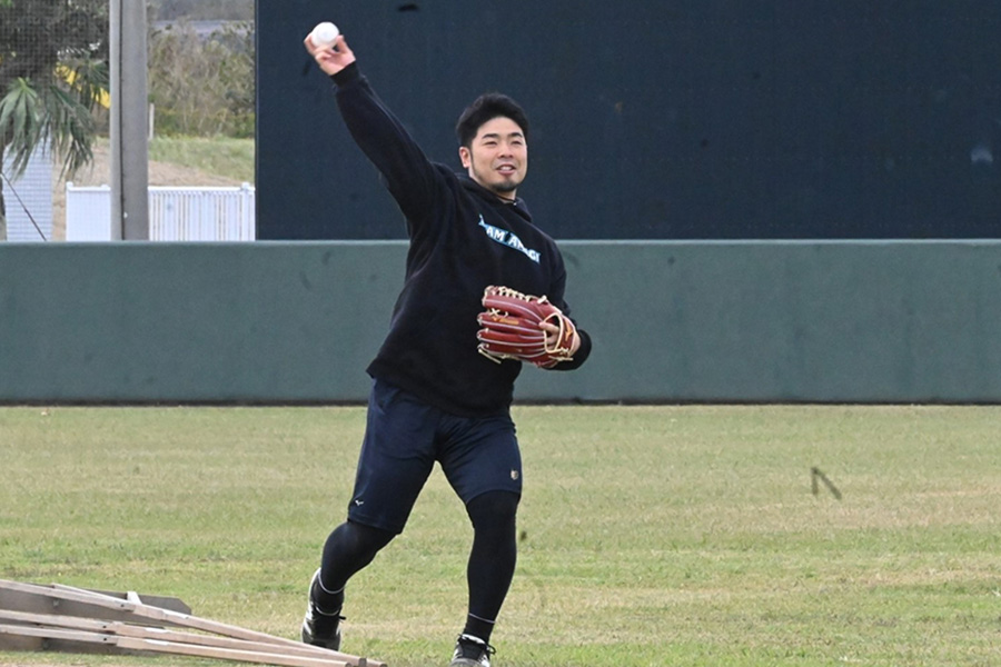 徳之島での自主トレに臨んだソフトバンク・近藤健介【写真：長濱幸治】