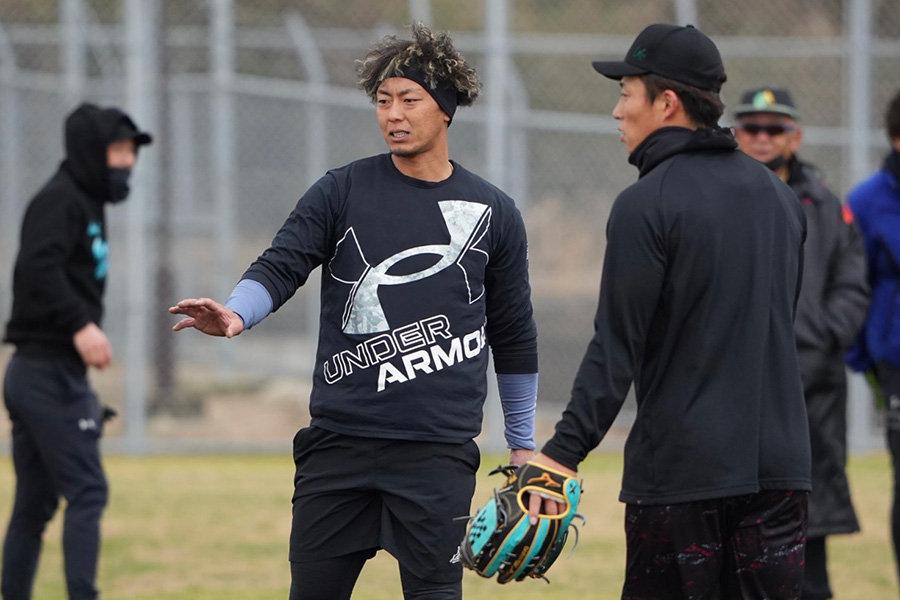 自主トレを公開したソフトバンク・今宮健太（左）と野村勇【写真：冨田成美】