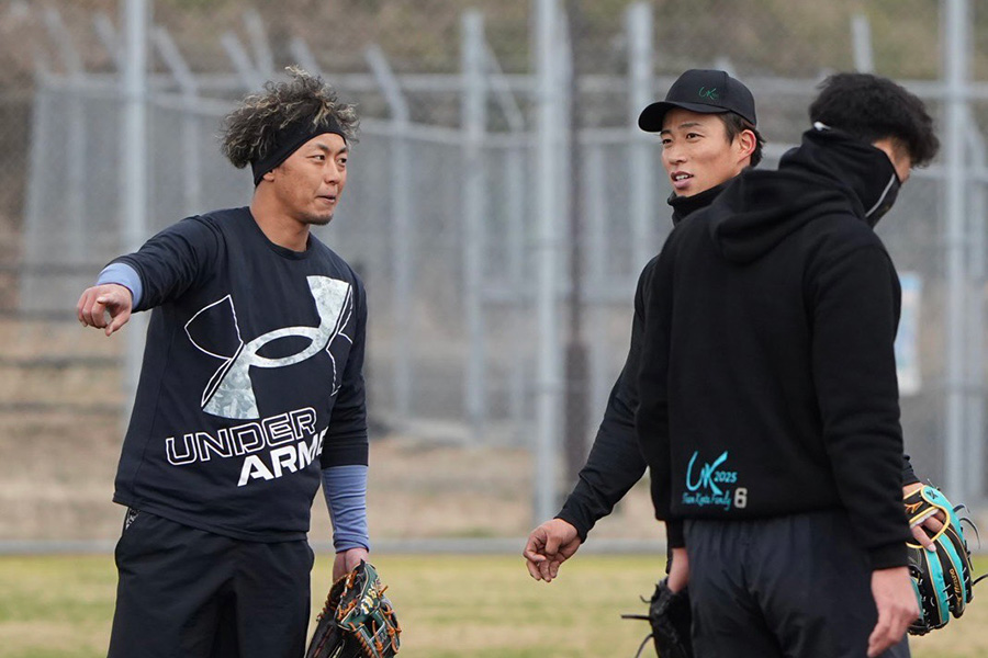 自主トレを公開したソフトバンク・今宮健太（左）と野村勇【写真：冨田成美】