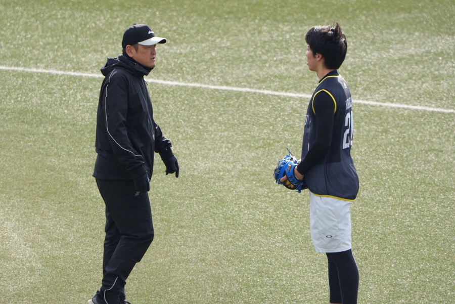 倉野コーチ（左）と村上泰斗【写真：冨田成美】